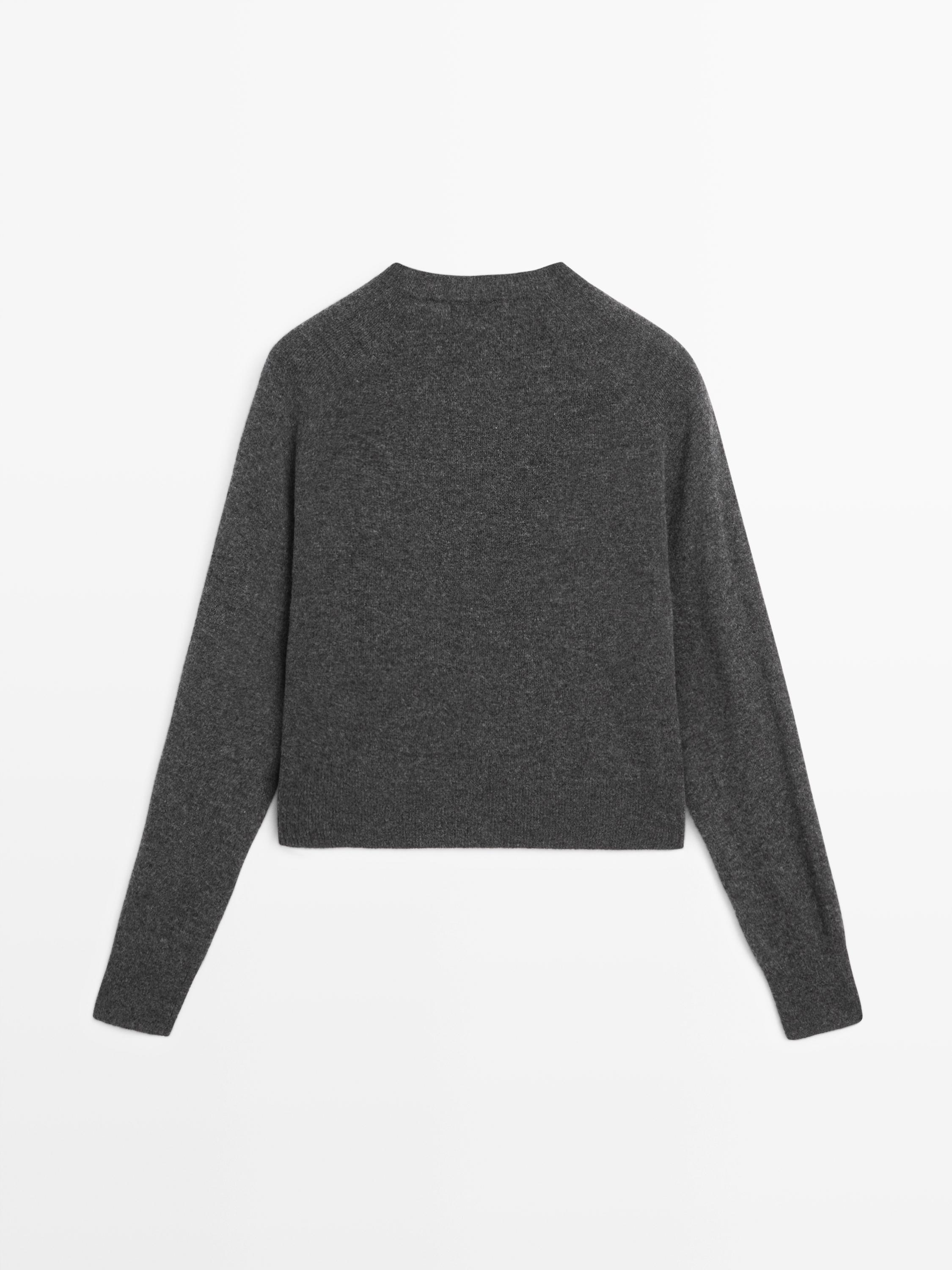 Short knit cardigan with raglan sleeves